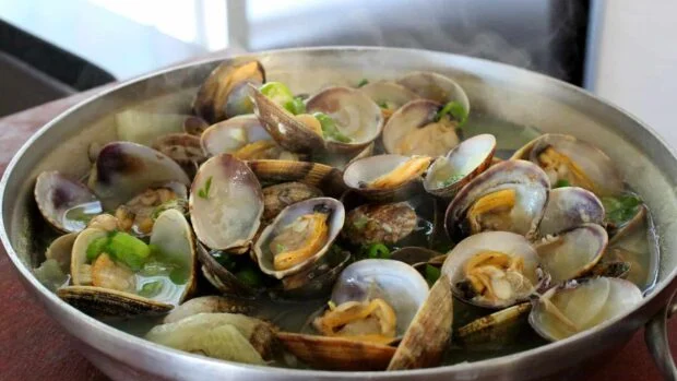 Clam stew (jogaetang: 조개탕)